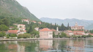 Karadağ'daki balık pazarının tezgahları. Kalamar, kabuklu deniz ürünleri ve balık gece yakalamak.