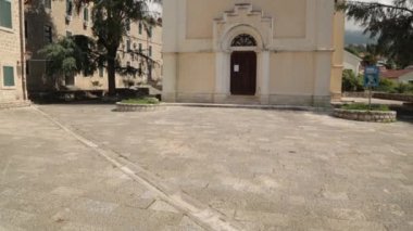 Karadağ'da Herceg Novi'nin panoramik manzarası. Eski şehrin görülmeye değer yerleri ve sokakları.
