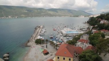 Karadağ'da Herceg Novi'nin panoramik manzarası. Eski şehrin görülmeye değer yerleri ve sokakları.