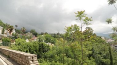 Karadağ'da Herceg Novi'nin panoramik manzarası. Eski şehrin görülmeye değer yerleri ve sokakları.