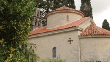 Karadağ'daki antik taş mezarlık, Kotor. Şapel ve terk edilmiş eski bir mezarlığın mezarı.