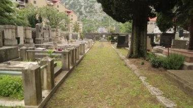 Karadağ'daki antik taş mezarlık, Kotor. Şapel ve terk edilmiş eski bir mezarlığın mezarı.