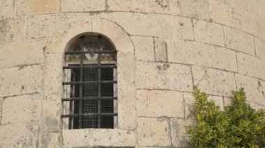 Karadağ'daki antik taş mezarlık, Kotor. Şapel ve terk edilmiş eski bir mezarlığın mezarı.