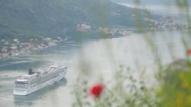 Dağdan akşam Kotor Panoraması. Karadağ'da görülmeye değer yerler ve manzaralar.