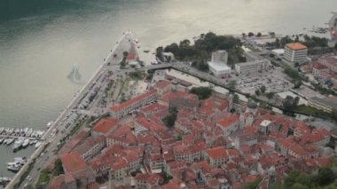 Dağdan akşam Kotor Panoraması. Karadağ'da görülmeye değer yerler ve manzaralar.