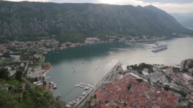 Dağdan akşam Kotor Panoraması. Karadağ'da görülmeye değer yerler ve manzaralar.