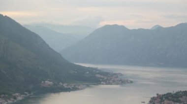 Dağdan akşam Kotor Panoraması. Karadağ'da görülmeye değer yerler ve manzaralar.