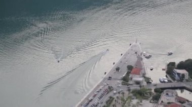 Dağdan akşam Kotor Panoraması. Karadağ'da görülmeye değer yerler ve manzaralar.