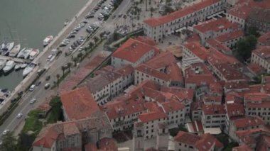 Dağdan akşam Kotor Panoraması. Karadağ'da görülmeye değer yerler ve manzaralar.