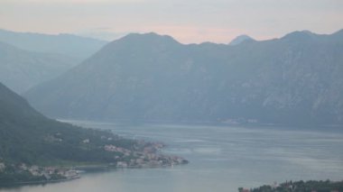Dağdan akşam Kotor Panoraması. Karadağ'da görülmeye değer yerler ve manzaralar.