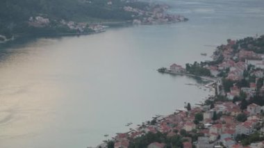 Dağdan akşam Kotor Panoraması. Karadağ'da görülmeye değer yerler ve manzaralar.