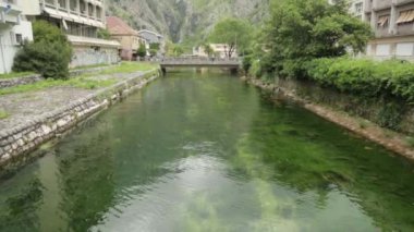 Kotor'un eski şehrinin doğası ve sokakları. Karadağ'da turistik yerler ve turistik rotalar.