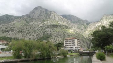 Kotor'un eski şehrinin doğası ve sokakları. Karadağ'da turistik yerler ve turistik rotalar.