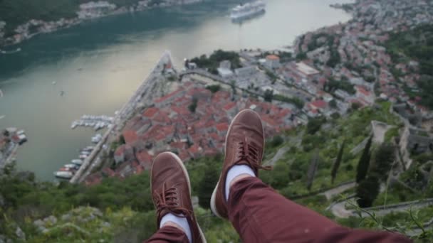 Turista Topo Fortaleza Kotor Visões Montenegro Pôr Sol Nas Montanhas — Vídeo de Stock
