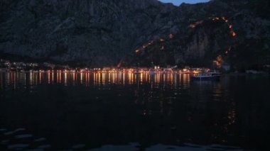 Kotor ve Körfez gece şehir manzarası. Karadağ'da turistik mekanlar ve kale.