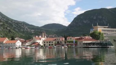 Kotor, Bay ve şehir sokakları Panoraması. Karadağ'ın turistik yerleri ve turistik yerleri.