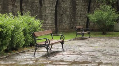 Park'ta dinlenmek için bank. Karadağ'da turistik yerler.