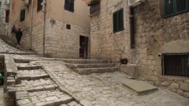 Kotor eski şehrinin atmosferik sokakları. Karadağ'ın turistik yerleri ve turistik yerleri.
