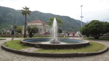 Kotor eski şehrinin atmosferik sokakları. Karadağ'ın turistik yerleri ve turistik yerleri.