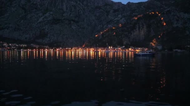 享有科托尔和海湾夜市的景致 黑山的景点和堡垒 — 图库视频影像
