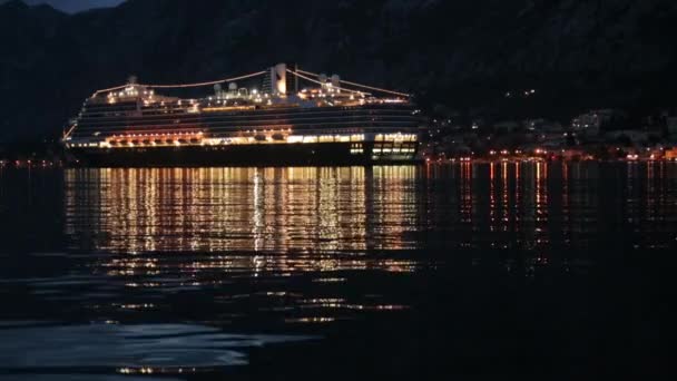 享有科托尔和海湾夜市的景致 黑山的景点和堡垒 — 图库视频影像