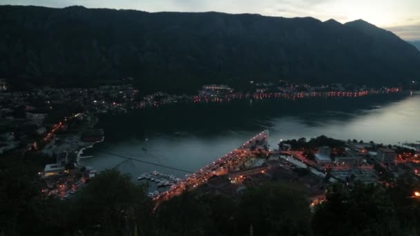 Blick Auf Die Nächtliche Stadt Kotor Und Die Bucht Sehenswürdigkeiten — Stockvideo