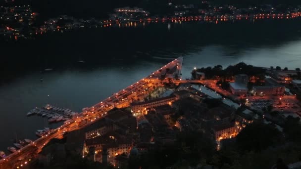 享有科托尔和海湾夜市的景致 黑山的景点和堡垒 — 图库视频影像