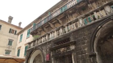 Kotor eski şehrinin atmosferik sokakları. Karadağ'ın turistik yerleri ve turistik yerleri.