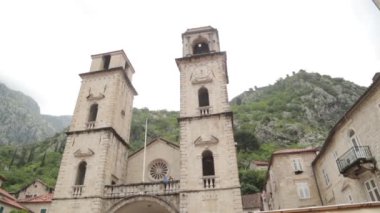 Kotor eski şehrinin atmosferik sokakları. Karadağ'ın turistik yerleri ve turistik yerleri.