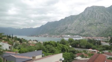 Kotor eski kentinin atmosferik manzarası. Karadağ'ın turistik yerleri ve turistik yerleri.