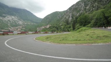 Kotor eski kentinin atmosferik manzarası. Karadağ'ın turistik yerleri ve turistik yerleri.