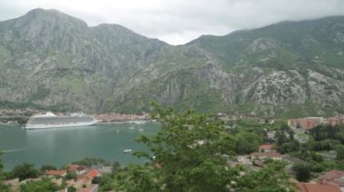 Kotor eski kentinin atmosferik manzarası. Karadağ'ın turistik yerleri ve turistik yerleri.