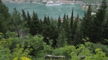 Kotor eski kentinin atmosferik manzarası. Karadağ'ın turistik yerleri ve turistik yerleri.