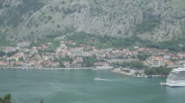 Kotor eski kentinin atmosferik manzarası. Karadağ'ın turistik yerleri ve turistik yerleri.