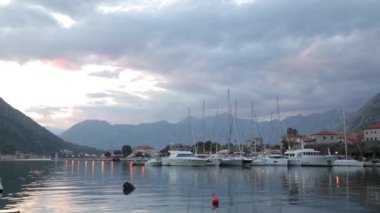 Kotor eski şehir etrafında Doğa. Karadağ Körfezi'ndeki dağlar ve kaleler.