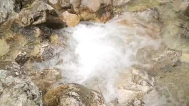 Karadağ'da güzel bir dağ şelalesi. Atmosferik doğa ve dağ nehri.