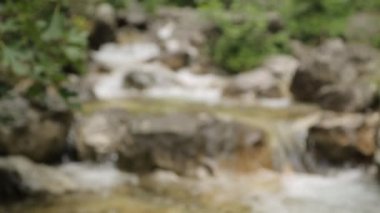 Karadağ'da güzel bir dağ şelalesi. Atmosferik doğa ve dağ nehri.