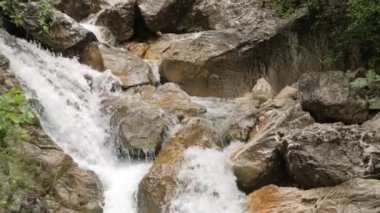 Karadağ'da güzel bir dağ şelalesi. Atmosferik doğa ve dağ nehri.