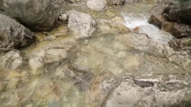 Karadağ'da güzel bir dağ şelalesi. Atmosferik doğa ve dağ nehri.