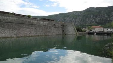Kotor eski kentinin atmosferik manzarası. Karadağ'ın turistik yerleri ve turistik yerleri.
