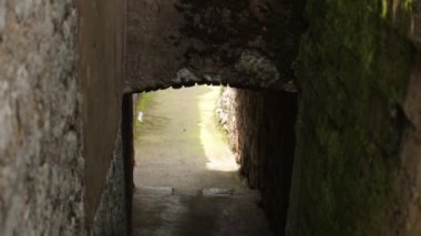 Karadağ'ın eski atmosferik sokakları. Kotor'daki yığma kaleler ve konutlar.
