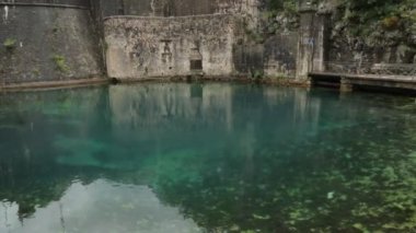 Karadağ'ın eski atmosferik sokakları. Kotor'daki yığma kaleler ve konutlar.