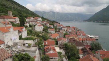 Perast eski şehir pitoresk panoramalar. Karadağ'da atmosferik turistik yerler.