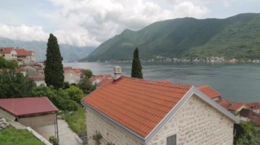 Perast eski şehir pitoresk panoramalar. Karadağ'da atmosferik turistik yerler.