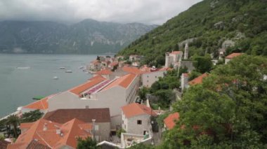 Perast eski şehir pitoresk panoramalar. Karadağ'da atmosferik turistik yerler.