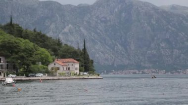 Kotor Körfezi'nin pitoresk sahili. Karadağ'da atmosferik turistik yerler.