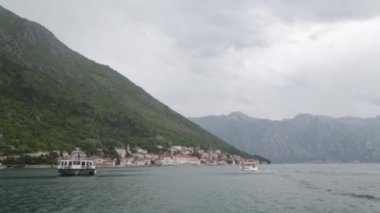 Kotor Körfezi'nin pitoresk sahili. Karadağ'da atmosferik turistik yerler.