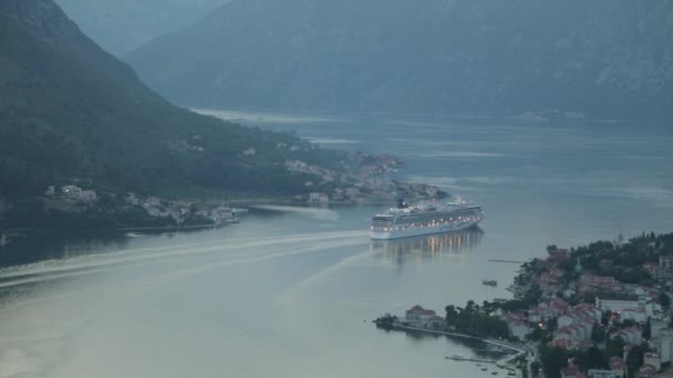 Ένα Σύγχρονο Κρουαζιερόπλοιο Στον Κόλπο Του Κότορ Τουριστικό Πλοίο Μια — Αρχείο Βίντεο