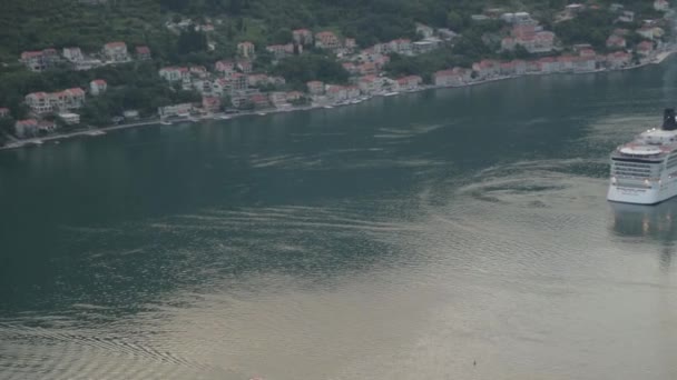Современный Круизный Корабль Которском Заливе Туристический Корабль Спокойном Море Черногории — стоковое видео