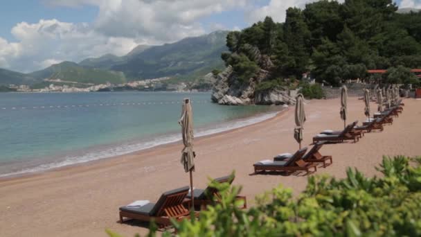 Pintoresca Costa Cerca Isla Sveti Stefan Playa Turística Con Arena — Vídeos de Stock